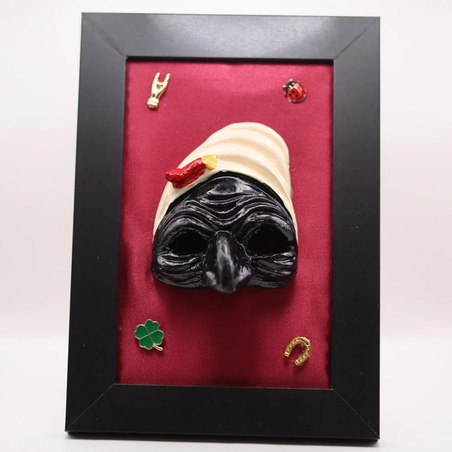 Quadro Scaramantico Artigianale - Maschera Pulcinella in Ceramica su Seta Rossa - Cornice Nera - Portafortuna Napoletano con Simboli Tradizionali - Fatto a Mano