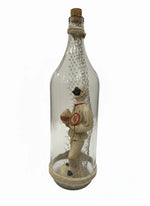 Pulcinella e la Magia della Smorfia: Scultura Artigianale in Bottiglia con Panariello e Numeri della Fortuna – Pezzo Unico Napoletano