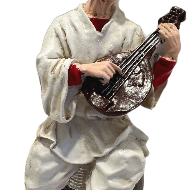 Statuina Pulcinella in Resina con Mandolino su Botte