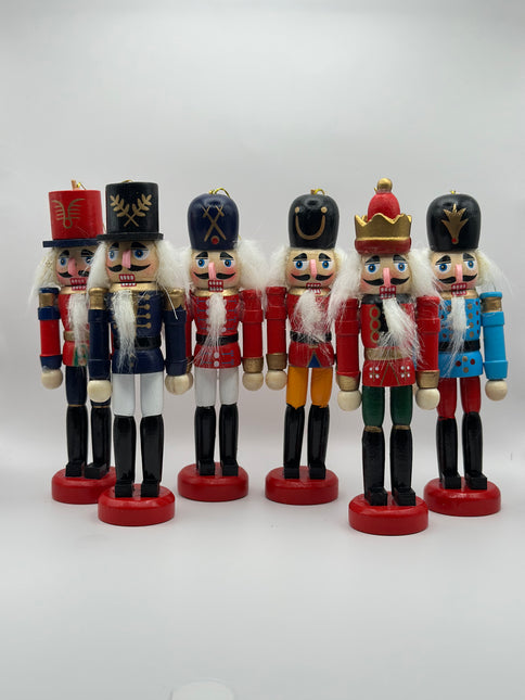 Set di Schiaccianoci in Legno da Appendere (4 o 6 Pezzi) – Soldatini Natalizi Decorativi