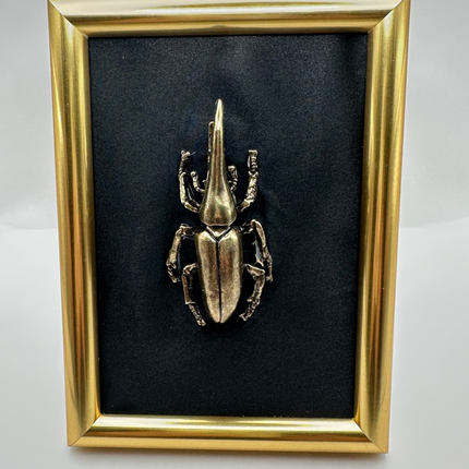 Quadro 3D Maggiolino Rinoceronte in Cornice Verticale Oro – Fatto a Mano, Decorazione Appesa/Mensola