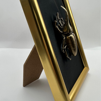 Quadro 3D Maggiolino Rinoceronte in Cornice Verticale Oro – Fatto a Mano, Decorazione Appesa/Mensola