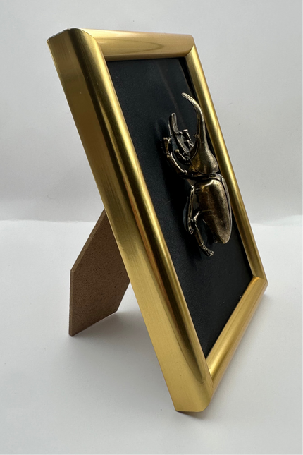 Quadro 3D Maggiolino Rinoceronte in Cornice Verticale Oro – Fatto a Mano, Decorazione Appesa/Mensola