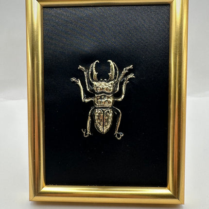Quadro 3D Scarabeo Cervo (Lucanus) in Cornice Verticale Oro – Fatto a Mano, Decorazione Appesa/Mensola