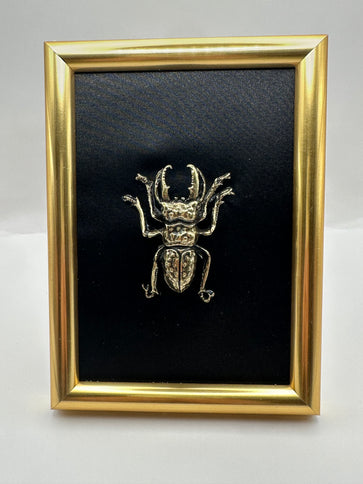 Quadro 3D Scarabeo Cervo (Lucanus) in Cornice Verticale Oro – Fatto a Mano, Decorazione Appesa/Mensola