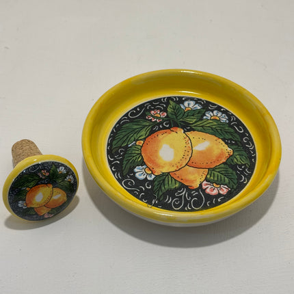 Set Regalo Tappo Bottiglia + Piattino Sottobottiglia in Ceramica | Limoni Dipinti a Mano
