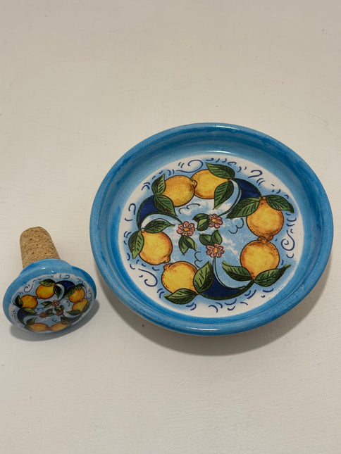 Set Regalo Tappo Bottiglia + Piattino Sottobottiglia in Ceramica | Limoni Dipinti a Mano