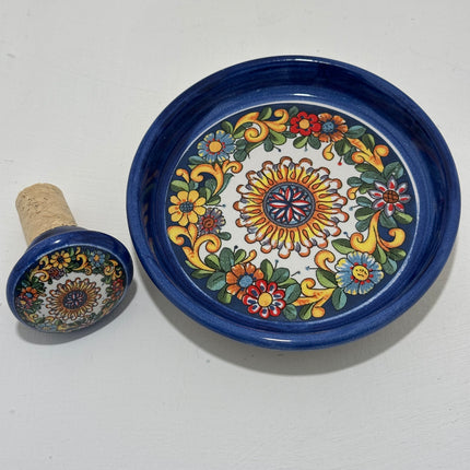 Set Regalo Tappo Bottiglia + Piattino Sottobottiglia in Ceramica | Maioliche Dipinti a Mano
