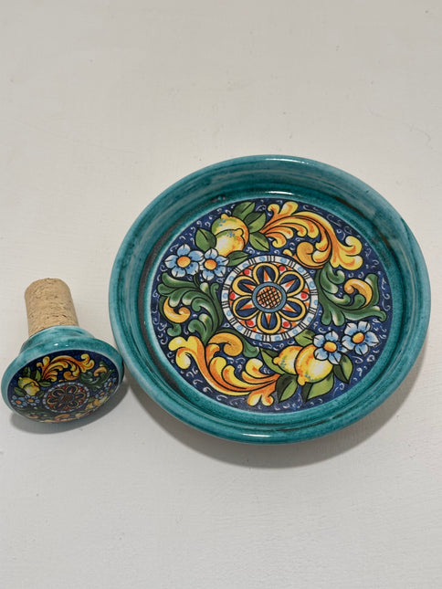 Set Regalo Tappo Bottiglia + Piattino Sottobottiglia in Ceramica | Maioliche Dipinti a Mano
