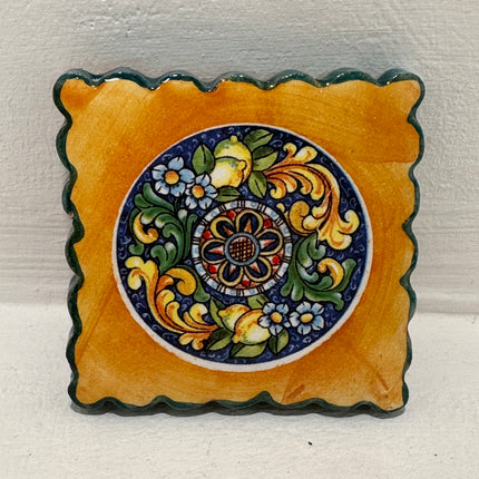 Francobollo Calamitato in Ceramica - Decoro Maioliche Dipinto a Mano (6x6 cm)
