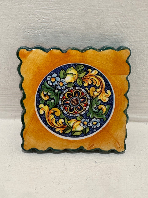 Francobollo Calamitato in Ceramica - Decoro Maioliche Dipinto a Mano (6x6 cm)