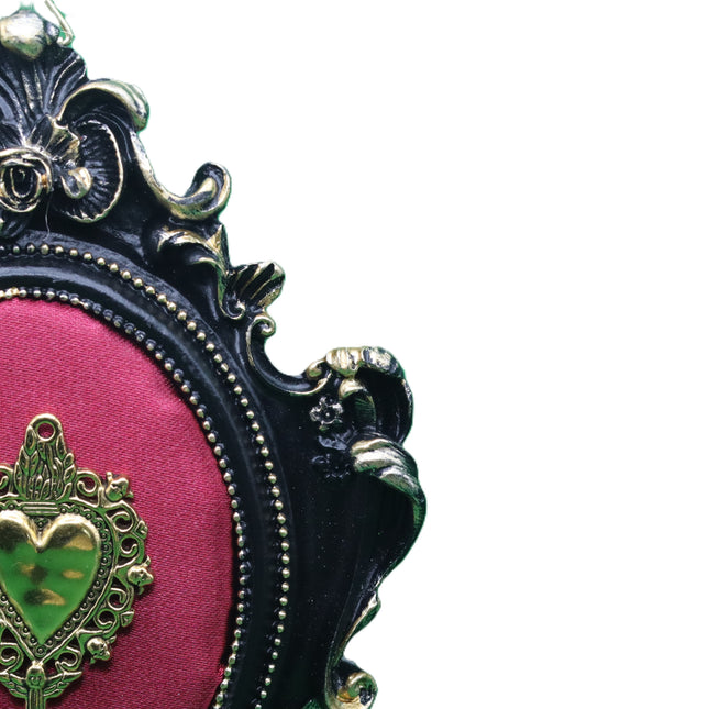 Collezione "Sacro Cuore": Quadretti Artigianali in Seta e Legno Nero