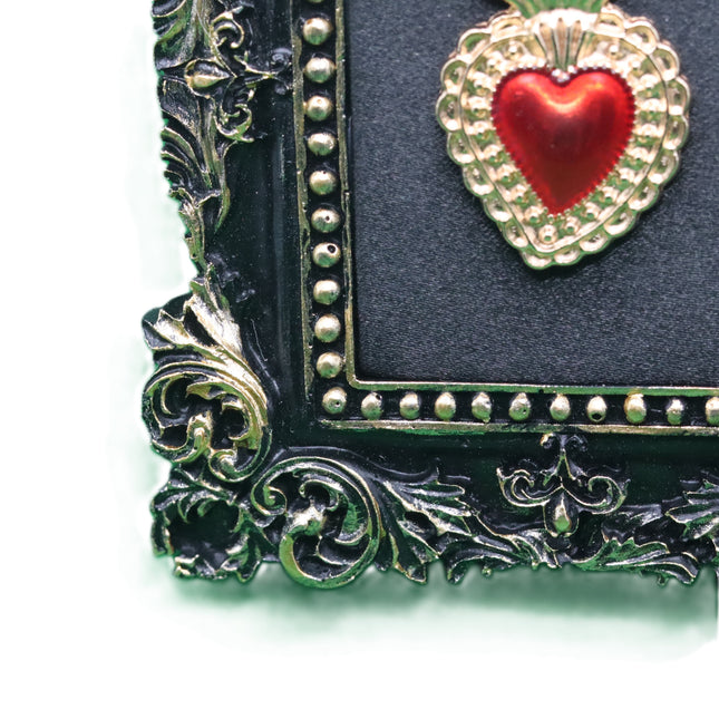 Collezione "Sacro Cuore": Quadretti Artigianali in Seta e Legno Nero