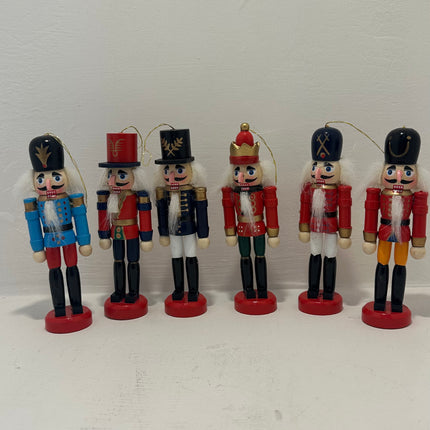 Set di Schiaccianoci in Legno da Appendere (4 o 6 Pezzi) – Soldatini Natalizi Decorativi