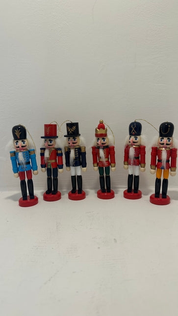 Set di Schiaccianoci in Legno da Appendere (4 o 6 Pezzi) – Soldatini Natalizi Decorativi