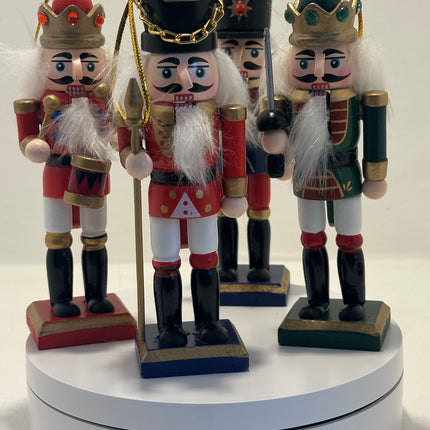 Set di Schiaccianoci in Legno da Appendere (4 o 6 Pezzi) – Soldatini Natalizi Decorativi