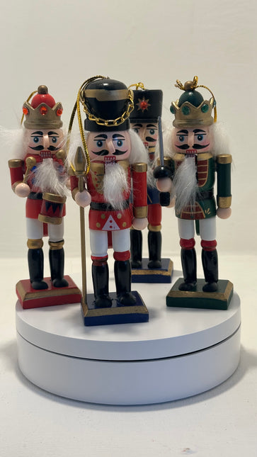 Set di Schiaccianoci in Legno da Appendere (4 o 6 Pezzi) – Soldatini Natalizi Decorativi