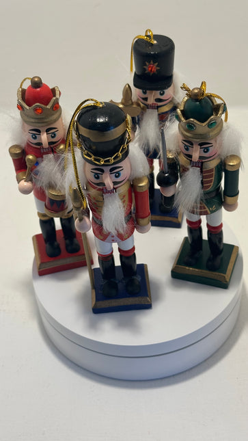 Set di Schiaccianoci in Legno da Appendere (4 o 6 Pezzi) – Soldatini Natalizi Decorativi