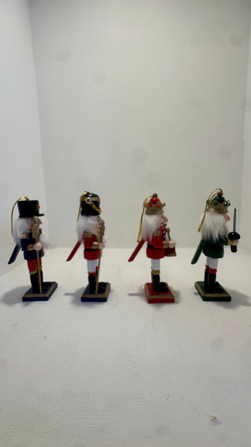 Set di Schiaccianoci in Legno da Appendere (4 o 6 Pezzi) – Soldatini Natalizi Decorativi