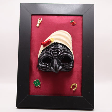 Quadro Scaramantico Artigianale - Maschera Pulcinella in Ceramica su Seta Rossa - Cornice Nera - Portafortuna Napoletano con Simboli Tradizionali - Fatto a Mano