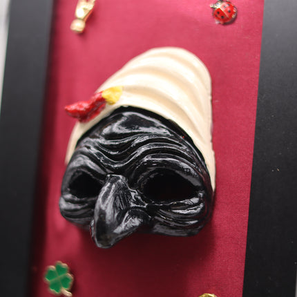 Quadro Scaramantico Artigianale - Maschera Pulcinella in Ceramica su Seta Rossa - Cornice Nera - Portafortuna Napoletano con Simboli Tradizionali - Fatto a Mano
