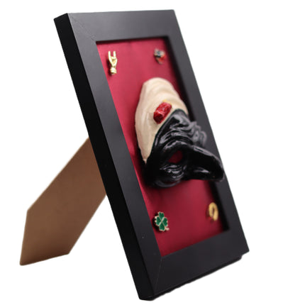 Quadro Scaramantico Artigianale - Maschera Pulcinella in Ceramica su Seta Rossa - Cornice Nera - Portafortuna Napoletano con Simboli Tradizionali - Fatto a Mano