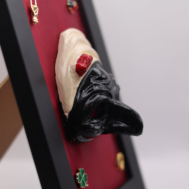 Quadro Scaramantico Artigianale - Maschera Pulcinella in Ceramica su Seta Rossa - Cornice Nera - Portafortuna Napoletano con Simboli Tradizionali - Fatto a Mano