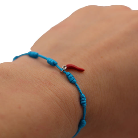 Bracciale Portafortuna in Cotone Intrecciato con Cornetto Rosso e Chiusura Regolabile | Varie Colori | Regalo Amicizia e Scaramanzia Made in Italy