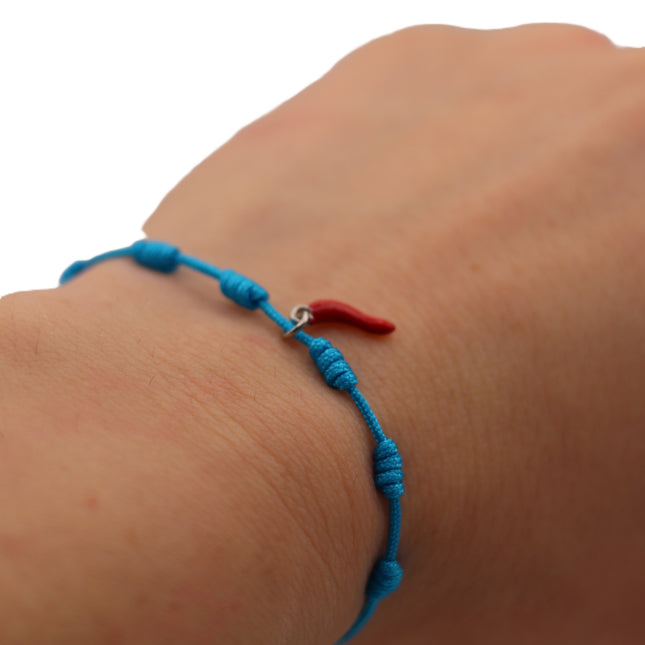 Bracciale Portafortuna in Cotone Intrecciato con Cornetto Rosso e Chiusura Regolabile | Varie Colori | Regalo Amicizia e Scaramanzia Made in Italy