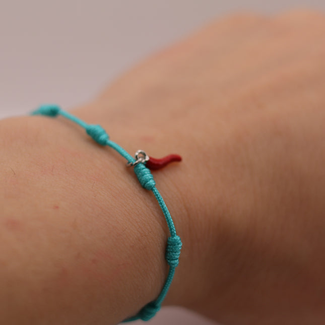 Bracciale Portafortuna in Cotone Intrecciato con Cornetto Rosso e Chiusura Regolabile | Varie Colori | Regalo Amicizia e Scaramanzia Made in Italy