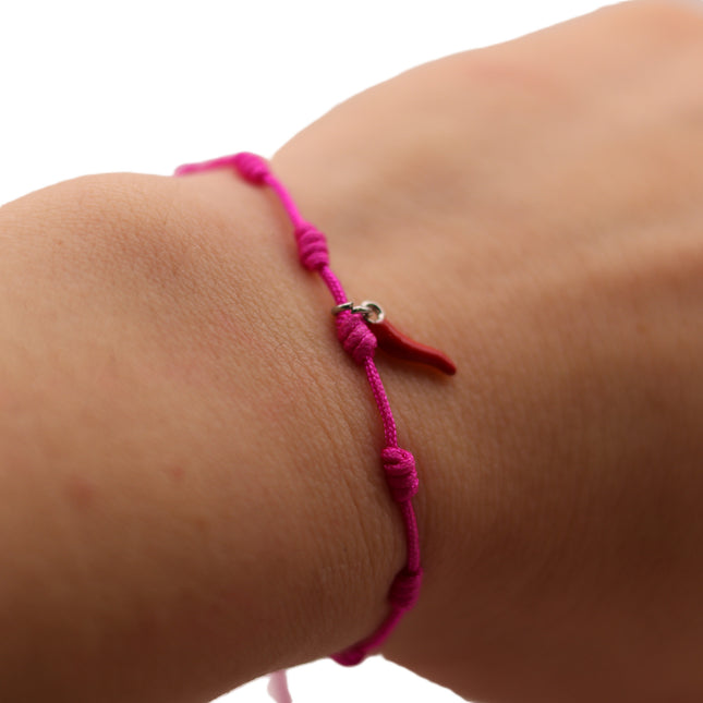 Bracciale Portafortuna in Cotone Intrecciato con Cornetto Rosso e Chiusura Regolabile | Varie Colori | Regalo Amicizia e Scaramanzia Made in Italy