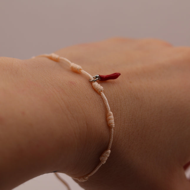 Bracciale Portafortuna in Cotone Intrecciato con Cornetto Rosso e Chiusura Regolabile | Varie Colori | Regalo Amicizia e Scaramanzia Made in Italy