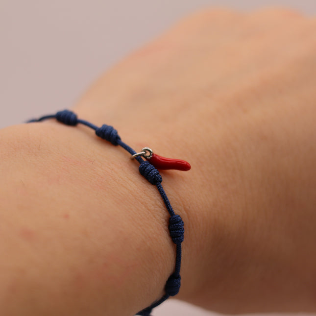 Bracciale Portafortuna in Cotone Intrecciato con Cornetto Rosso e Chiusura Regolabile | Varie Colori | Regalo Amicizia e Scaramanzia Made in Italy