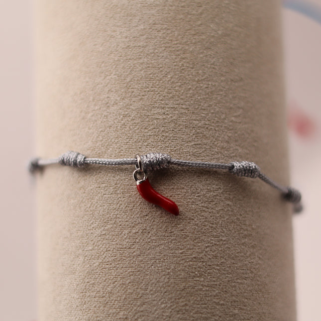 Bracciale Portafortuna in Cotone Intrecciato con Cornetto Rosso e Chiusura Regolabile | Varie Colori | Regalo Amicizia e Scaramanzia Made in Italy