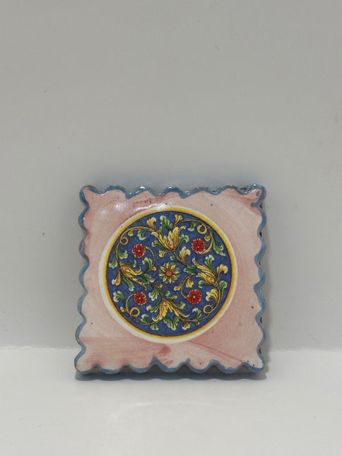 Francobollo Calamitato in Ceramica - Decoro Maioliche Dipinto a Mano (6x6 cm)