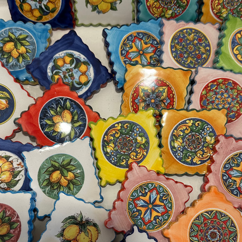 Francobollo Calamitato in Ceramica - Decoro Maioliche Dipinto a Mano (6x6 cm)