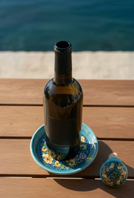 Set Regalo Tappo Bottiglia + Piattino Sottobottiglia in Ceramica | Maioliche Dipinti a Mano