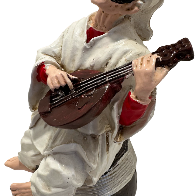 Statuina Pulcinella in Resina con Mandolino su Botte