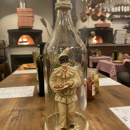 L'Arte Partenopea in Bottiglia: Statuetta di Pulcinella con Pizza Napoletana e Decoro in Rete Marina – Pezzo Unico da Collezione