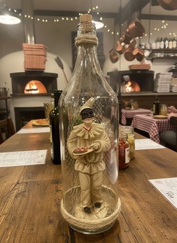 L'Arte Partenopea in Bottiglia: Statuetta di Pulcinella con Pizza Napoletana e Decoro in Rete Marina – Pezzo Unico da Collezione