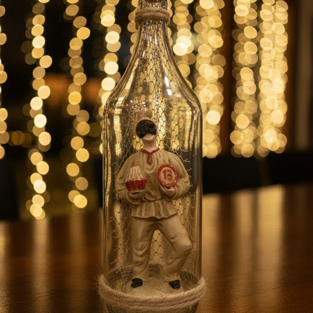 Pulcinella e la Magia della Smorfia: Scultura Artigianale in Bottiglia con Panariello e Numeri della Fortuna – Pezzo Unico Napoletano