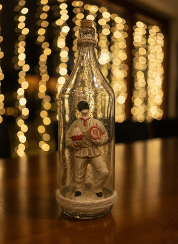 Pulcinella e la Magia della Smorfia: Scultura Artigianale in Bottiglia con Panariello e Numeri della Fortuna – Pezzo Unico Napoletano