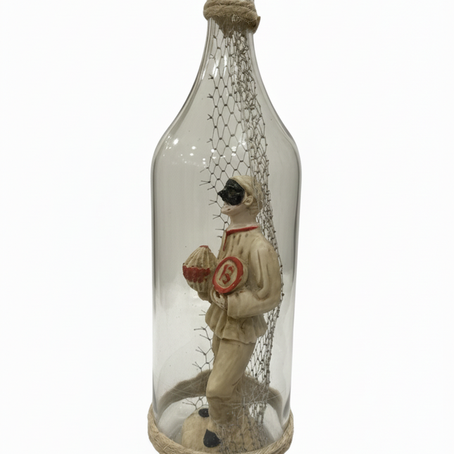 Pulcinella e la Magia della Smorfia: Scultura Artigianale in Bottiglia con Panariello e Numeri della Fortuna – Pezzo Unico Napoletano