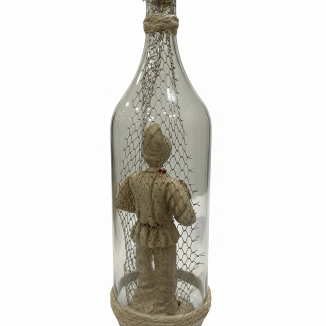Pulcinella e la Magia della Smorfia: Scultura Artigianale in Bottiglia con Panariello e Numeri della Fortuna – Pezzo Unico Napoletano