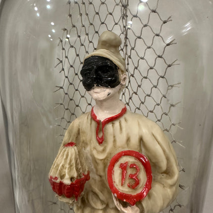 Pulcinella e la Magia della Smorfia: Scultura Artigianale in Bottiglia con Panariello e Numeri della Fortuna – Pezzo Unico Napoletano