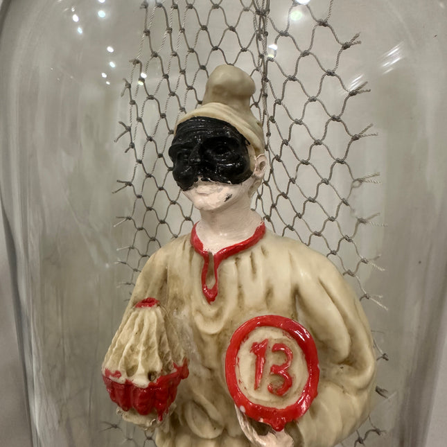 Pulcinella e la Magia della Smorfia: Scultura Artigianale in Bottiglia con Panariello e Numeri della Fortuna – Pezzo Unico Napoletano