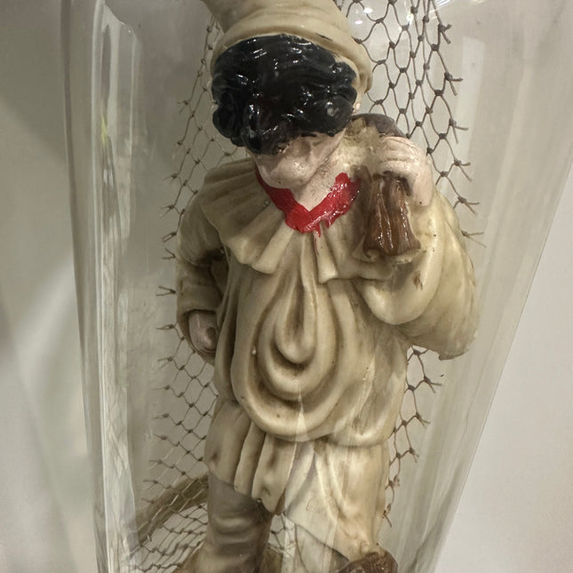 Pulcinella in Bottiglia con sacco a spalla e mandolino, L’Anima di Napoli racchiusa nel Vetro.