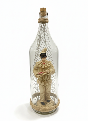 L'Arte Partenopea in Bottiglia: Statuetta di Pulcinella con Pizza Napoletana e Decoro in Rete Marina – Pezzo Unico da Collezione