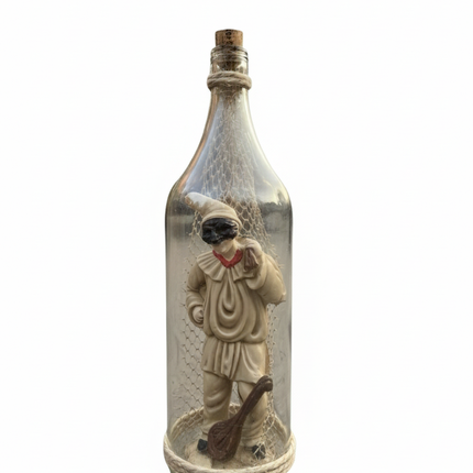 Pulcinella in Bottiglia con sacco a spalla e mandolino, L’Anima di Napoli racchiusa nel Vetro.