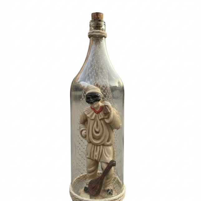 Pulcinella in Bottiglia con sacco a spalla e mandolino, L’Anima di Napoli racchiusa nel Vetro.